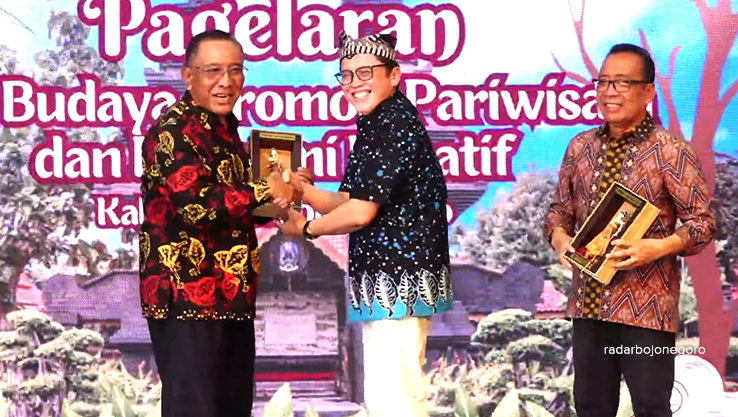 SINERGI:Pj Bupati Bojonegoro Adriyanto menyerahkan cenderamata untuk Ketua Guyub Bojonegoro Gatot Sugiyono dan Menteri Sekreatris Negara RI Pratikno dalam acara Pagelaran Seni.(IST/RADAR BOJONEGORO)