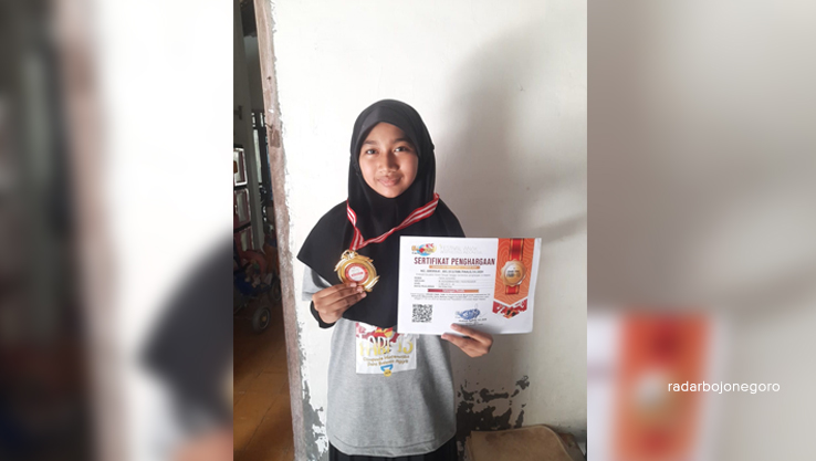 BERPRESTASI: Faiza Azzahra, siswi MIM 1 Kedungadem pamerkan sertifikat penghargaan dan medali perunggu Olimpiade Matematika FABI se-Jawa Bali 2024. (ISTIMEWA/RADAR BOJONEGORO)