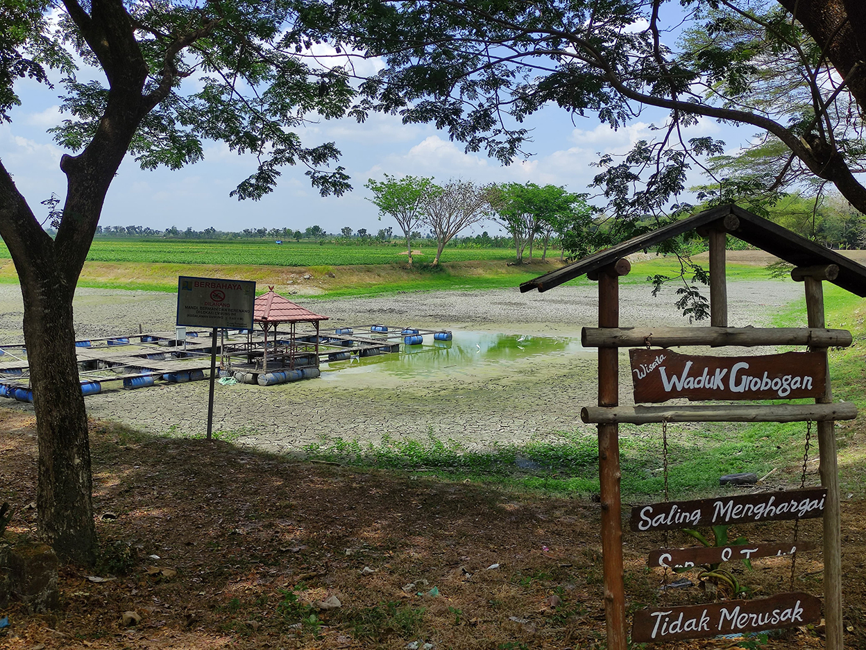 TERBENGKALAI: Kondisi Wisata Waduk Grobogan turut Desa Bendo, Kecamatan Kapas, Bojonegoro memprihatinkan dan terbengkalai. Kini, sudah tidak ada yang mengelola wisata desa tersebut. (AHMAD NAWAF TIMYA