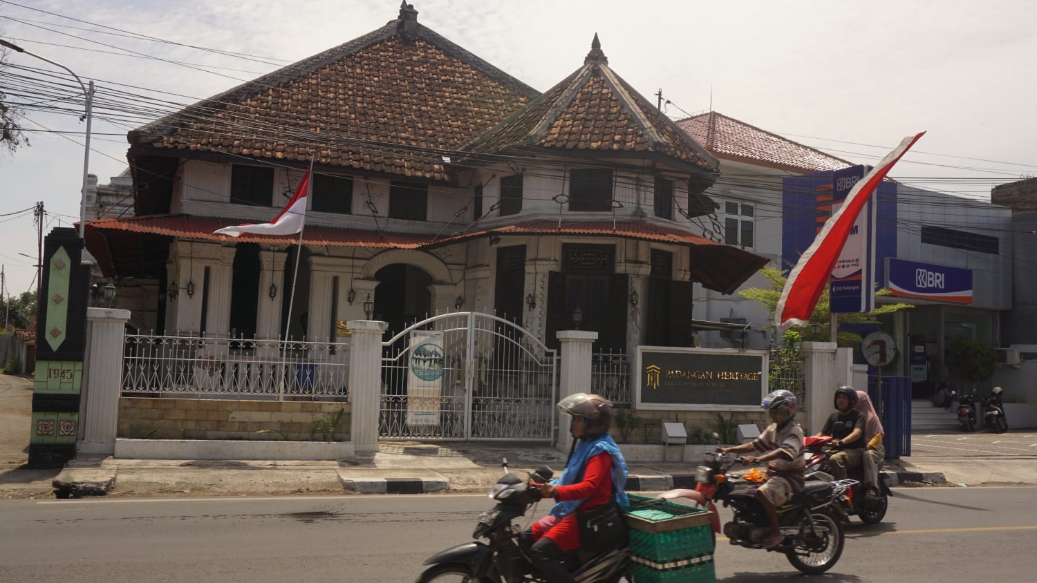 IKONIK: Sebuah bangunan rumah tua berarsitektur kolonial Belanda kini disebut sebagai Padangan Heritage sangat ikonik. Rumah tua yang berada di Desa/Kecamatan Padangan, Bojonegoro itu kelak bisa menja