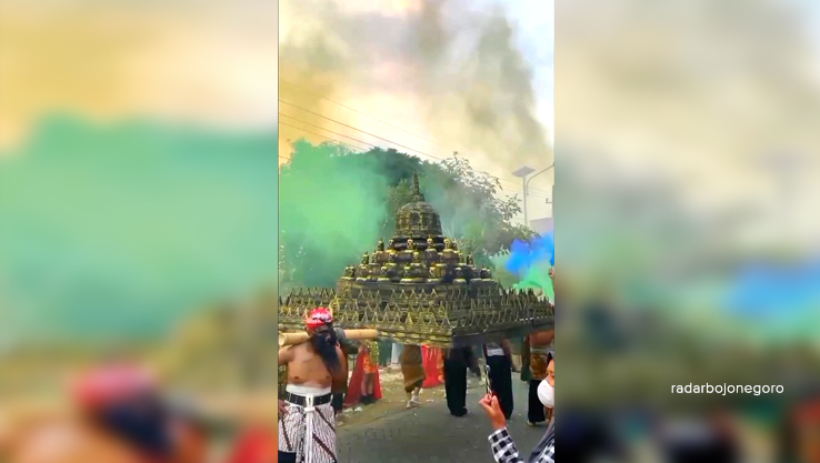 MERIAH: Kreativitas tanpa batas dari warga RT 05/RW 03 Dusun Cobaan, Desa Blongsong, Kecamatan Baureno membuat miniatur Candi Borobudur berbahan daur ulang sampah. (ISTIMEWA/RADAR BOJONEGORO)