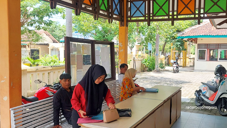 KARTU AK1: Masyarakat bisa mengajukan kartu pencari kerja (AK1) di kantor Dinperinaker Blora yang biasanya digunakan sebagai salah satu syarat melamar kerja. (M. LUKMAN HAKIM/RADAR BOJONEGORO)