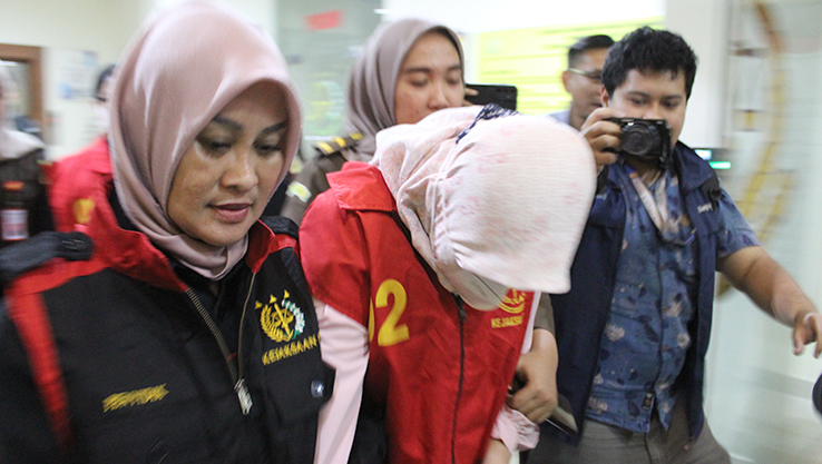 DITAHAN: Salah satu tersangka dari rekanan ditahan usai menjalani pemeriksaan Agustus lalu. Untuk melengkapi berkas perkara, penyidik kembali memanggil kepala. (DHANI WAHYU ALFIANSYAH/RADAR BOJONEGORO