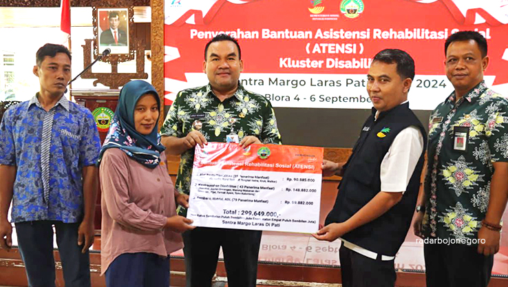 BANTUAN: Bupati Blora Arief Rohman menyerahkan bantuan kepada para penyandang disabilitas di Pendopo Rumah Dinas Bupati Blora, Kamis (5/9). (ISTIMEWA/RADAR BOJONEGORO)