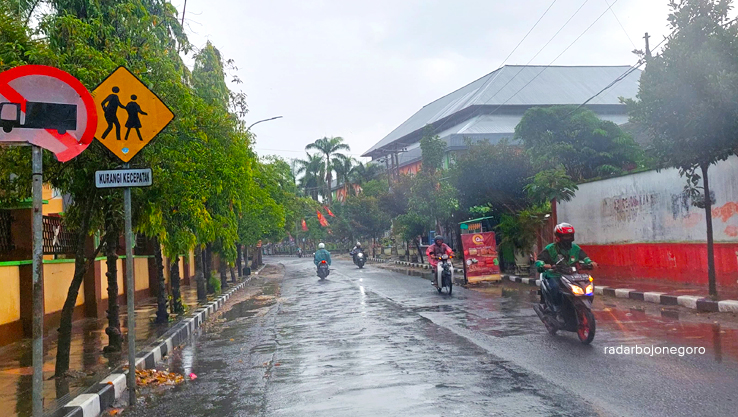 JALAN BASAH: Wilayah Kecamatan Blora Kota diguyur hujan sejak dua hari lalu. Tampak pengendara mengenakan mantel. (M. LUKMAN HAKIM/RADAR BOJONEGORO)