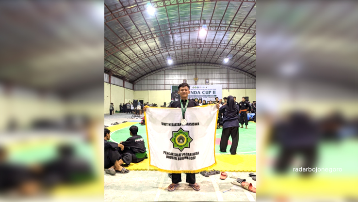 JUARA PROVINSI: Moch. Agung Irfan Firmansyah berhasil meraih juara 2 Kejuaran Pencak Silat Tingkat Provinsi (ISTIMEWA/RADAR BOJONEGORO)