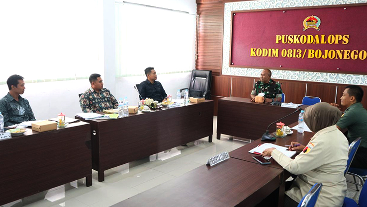 PENJURIAN: Lima juri bersama Pasiter Kodim 0813 Bojonegoro Lettu Kav Sujirman sedang merekapitulasi nilai dari masing-masing peserta Babinsa Awards 2024.  (ISTIMEWA/RADAR BOJONEGORO)