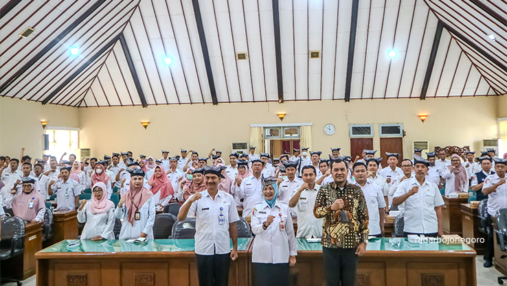 SOSIALISASI: Sekda Bojonegoro Nurul Azizah mewakili Pj Bupati foto bersama dengan peserta sosialisasi input data E-Kontrak atau E-SPK kemarin (11/9). (DEWI SAFITRI/RADAR BOJONEGORO) &nbsp;