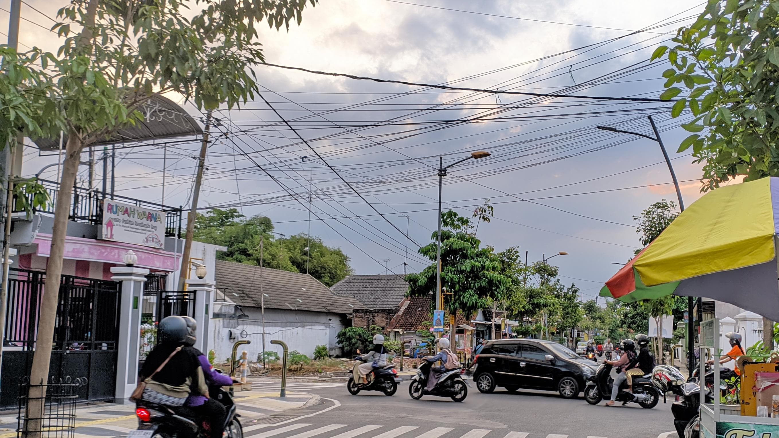 MENDUNG: Meskipun belum memasuki musim penghujan, namun dalam minggu ini tiap sore langit mendung dan turun hujan di wilayah Bojonegoro. (FARHAN REZA ADITYA/RADAR BOJONEGORO)