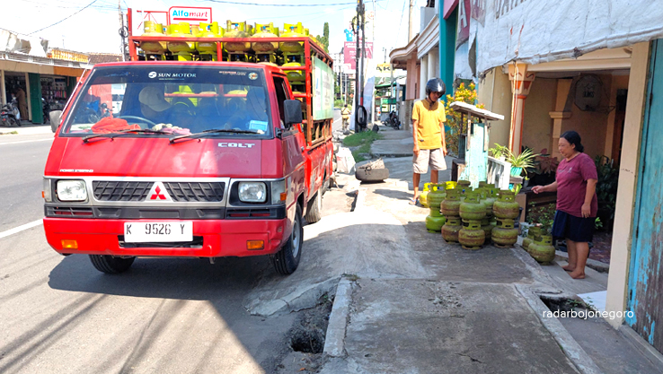 ELPIJI: Mobil pengangkut elpiji melon sedang dropping tabung di sebuah toko di Kecamatan Cepu kamis (12/9). (M. LUKMAN HAKIM/RADAR BOJONEGORO)