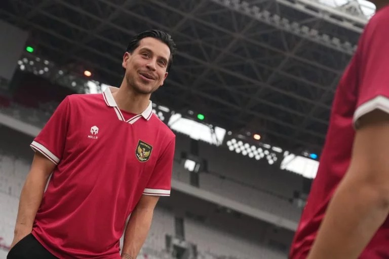 Thom Haye saat sesi pemotretan untuk jersey Timnas Indonesia. The Professor diisukan bakal merapat ke Almere City.