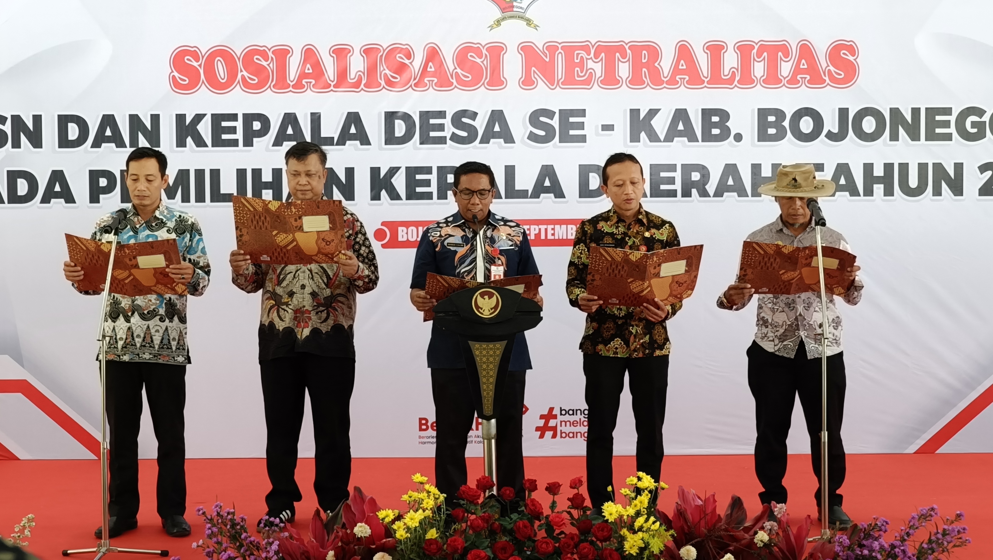 Kepala Bakesbangpol Bojonegoro Mahmudi (tengah) membacakan ikrar netralitas bersama perwakilan OPD, camat dan kades. (YUAN EDO/RADAR BOJONEGORO)