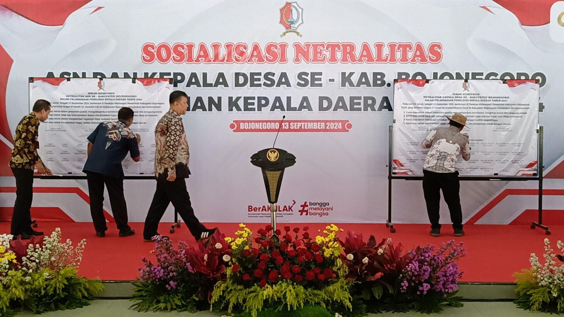 Camat dan perwakilan Asosiasi Kepala Desa (AKD) kecamatan menandatangani ikrar netralitas. (YUAN EDO/RADAR BOJONEGORO)