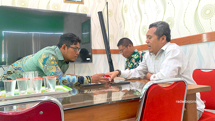 KLARIFIKASI: Direktur RSUD R. Soetijono Blora Puji Basuki klarifikasi terkait atas kejadian meninggalnya bayi dengan luka bakar.  (RAHUL OSCARRA DUTA/RADAR BOJONEGORO)