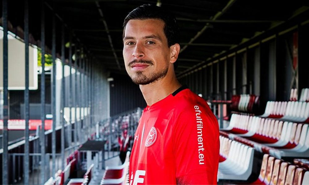 Thom Haye Berseragam Almere City. Haye dikontrak selama satu musim.