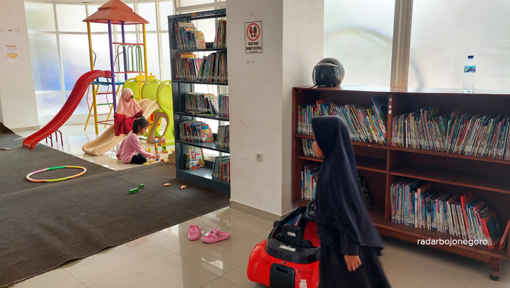 RAMAH ANAK: Anak-anak sedang bermain dan membaca di salah satu sudut ruangan di Perpustakaan Kabupaten Blora. (M. LUKMAN HAKIM/RADAR BOJONEGORO)