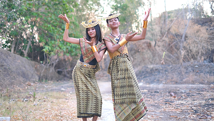 JUARA: Penampilan duo penyanyi cilik Bilqis (kiri) dan Sheva mengenakan pakaian adat NTT dalam video klip lagu Gami Fa Mi Re. (ISTIMEWA/RADAR BOJONEGORO)