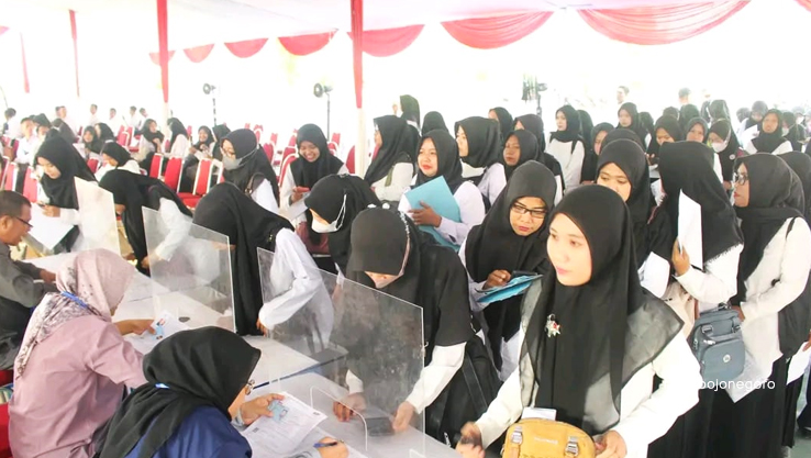 REKRUTMEN: Antrean para pelamar PPPK yang akan menjalani tes CAT di Unigoro pada Maret lalu. (YUAN EDO/RADAR BOJONEGORO)