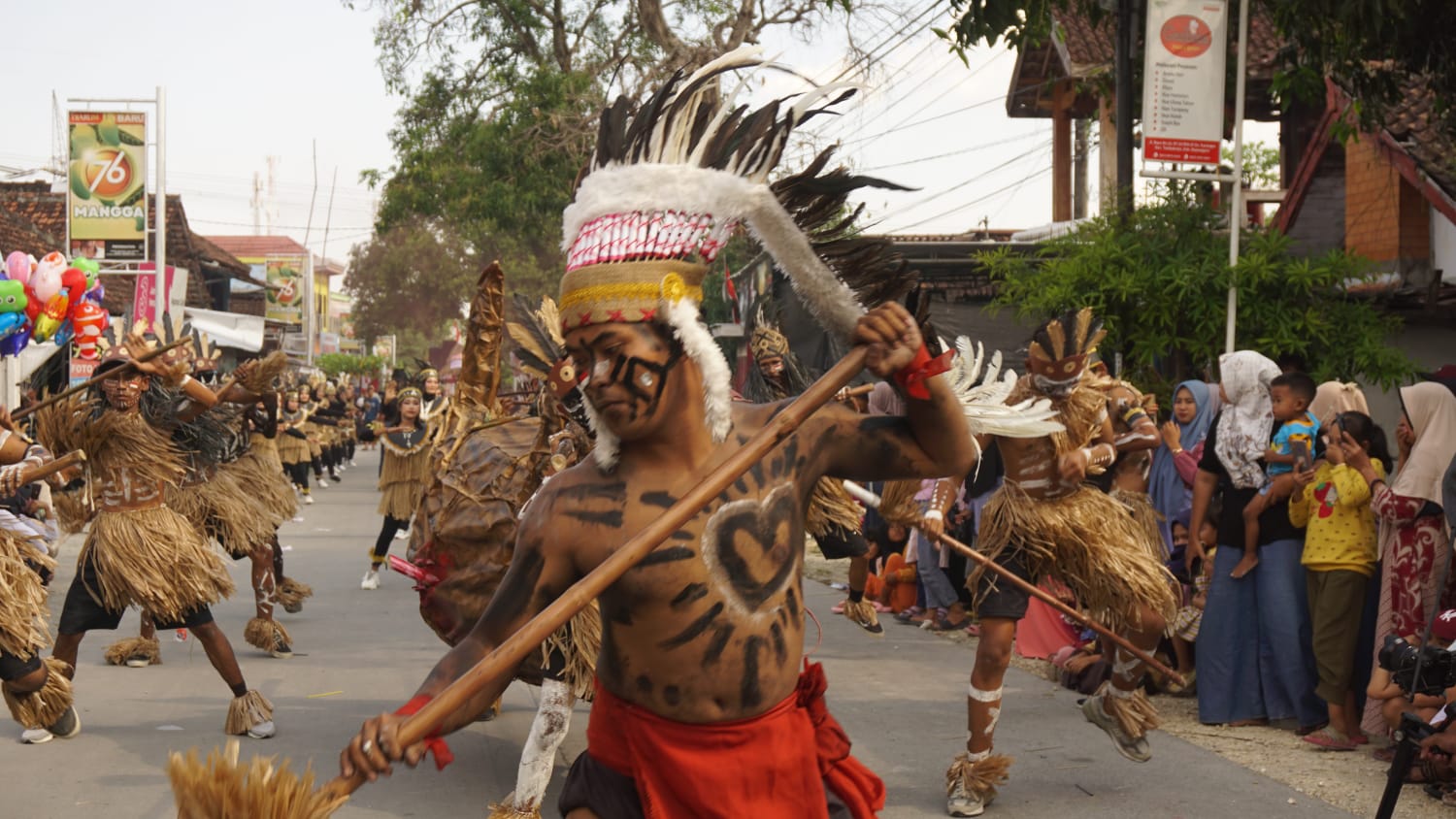 KREATIF: Unjuk kreativitas warga Desa Kacangan, Kecamatan Tambakrejo dalam Festival Karnaval dalam rangka Peringatan HUT ke-79 RI, Sabtu (14/9). (FARHAN REZA ARDIANSYAH/RADAR BOJONEGORO)