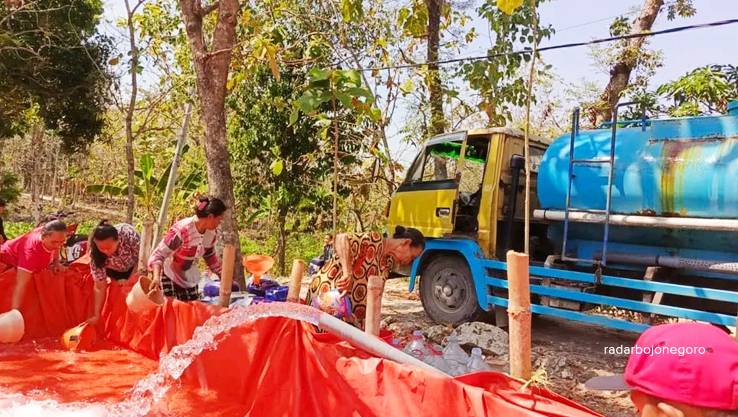 BUTUH SOLUSI JANGKA PANJANG: Warga berebut air bersih di musim kemarau, kondisi ini terjadi setiap tahun. Pemkab diminta mencarikan solusi jangka panjang. (DHANI WAHYU ALFIANSYAH/RADAR BOJONEGORO)