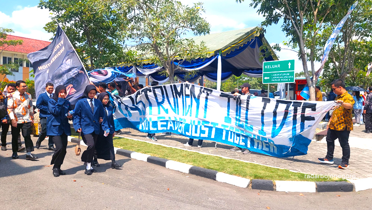 MAHASISWA:Mahasiswa PEM Akamigas mengarak teman-temannya di halaman kampus usai diwisuda. Pemkab Blora menganggarkan Rp 2,1 miliar untuk program satu desa dua sarjana. (LUKMAN HAKIM/RADAR BOJONEGORO)