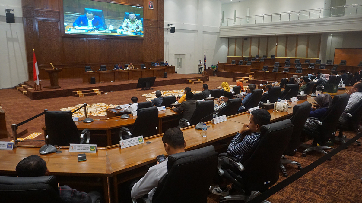Anggota DPRD Bojonegoro melaksanakan rapat paripurna usulan pimpinan DPRD periode 2024-2029. (YUAN EDO/RADAR BOJONEGORO)