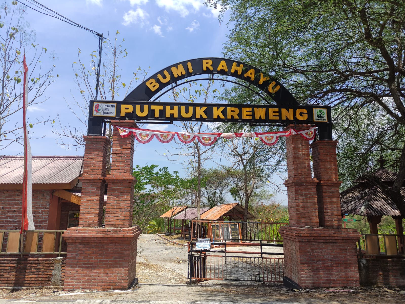 SEPI PENGUNJUNG: Okupansi Wisata Puthuk Kreweng turut Desa Mojodelik, Kecamatan Gayam, Kabupaten Bojonegoro secara berangsur sepi pengunjung. (AHMAD NAWAF TIMYATI FANDAWAN/RADAR BOJONEGORO)
