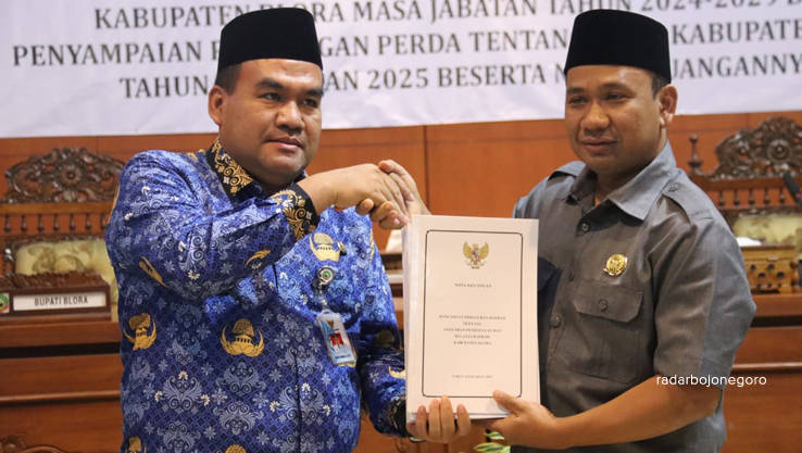 RAPERDA: Bupati Blora Arief Rohman menyampaikan draf Raperda APBD Blora 2025 kepada Ketua Sementara DPRD Blora Mustopa pada rapat paripurna, Selasa (17/9). (ISTIMEWA/RADAR BOJONEGORO)