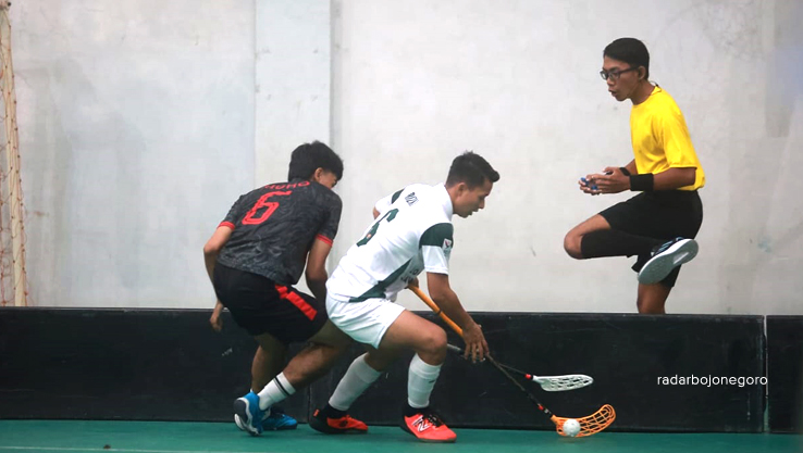 SUMBANG MEDALI: Atlet floorball saat final di GOR Baru Bindjai, Sumatera Utara Selasa (17/9). (ISTIMEWA/RADAR BOJONEGORO)