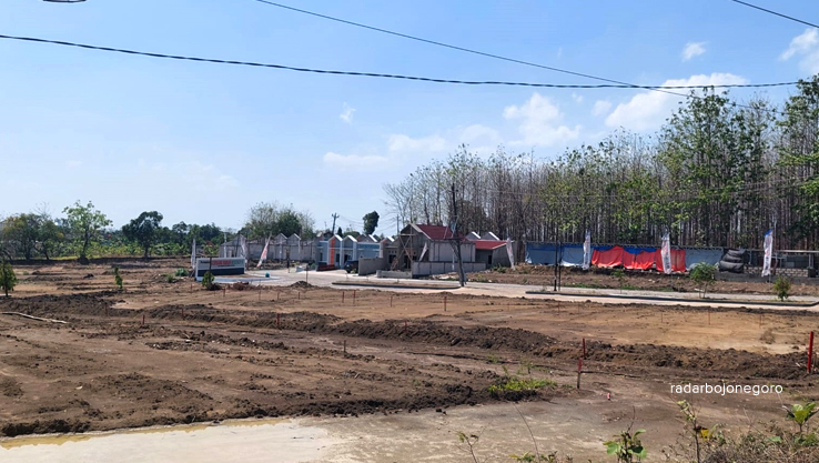 OBJEK PAJAK: Tampak hamparan lahan yang sedang dipersiapkan untuk dibangun perumahan di perbatasan Cepu-Sambong. (LUKMAN HAKIM/RADAR BOJONEGORO)