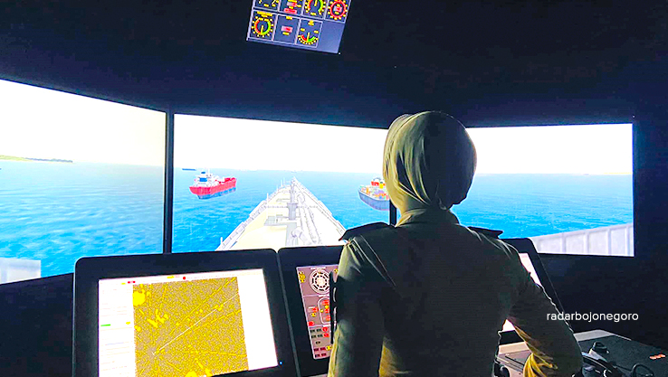 TANGGUH: Alifia Nur Rachma saat di kapal tanker, dia satu-satunya crew wanita. (IST/RADAR BOJONEGORO)