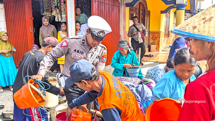 PEDULI: Menjelang HUT Lantas Bhayangkara 2024, Polres Bojonegoro bagikan air bersih. (DHANI WAHYU ALFIANSYAH/RADAR BOJONEGORO)