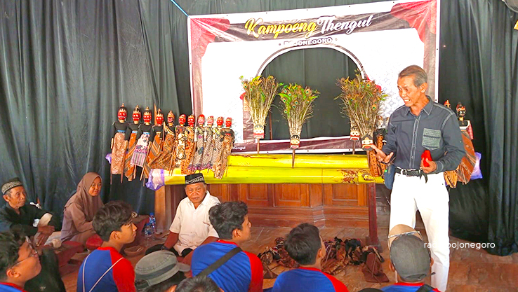 KEARIFAN LOKAL: Peserta didik SMP Muse mendapatkan materi dari dalang dan seniman wayang thengul . Sehingga mengetahui perbedaan dari wayang lainnya. (IST/RADAR BOJONEGORO)