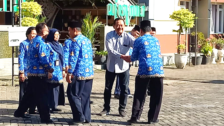 SOWAN: Bacabup Abu Nafi tampak bersalaman dengan para ASN di kantor Dinas Pendidikan Blora usai apel pagi. (ISTIMEWA/RADAR BOJONEGORO)