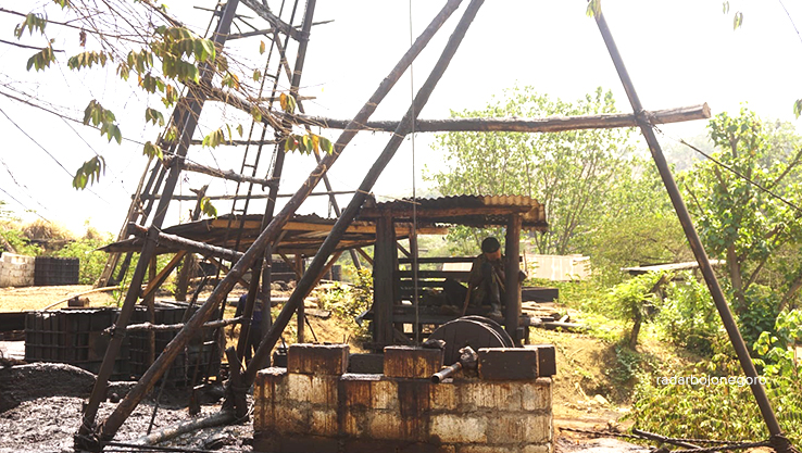 SUMUR TUA: Ratusan sumur tua tradisional di kawasan Desa Wonocolo, Kecamatan Kedewan masih aktif dan beroperasi. (FARHAN REZA ARDIANSYAH/RADAR BOJONEGORO)