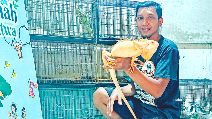 BISNIS DAN EDUKASI: Angga Cahyo Putro, mendirikan Omah Satwa Blora untuk bisnis dan edukasi. (LUKMAN HAKIM/RADAR BOJONEGORO)