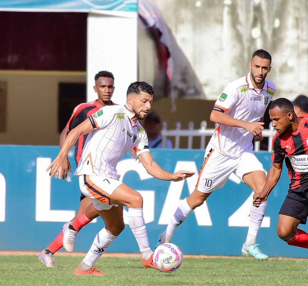 Vitor Barata dan Enzo Celestine menusuk pertahanan Persipura Papua pada laga Sabtu lalu (21/9) (Instagram Persibo Bojonegoro)