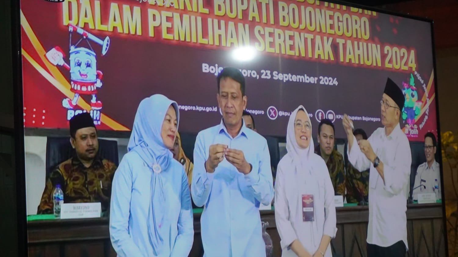 Kedua paslon Bupati dan Wakil Bupati Bojonegoro membuka kertas undian nomor urut Pilkada Bojonegoro 2024.