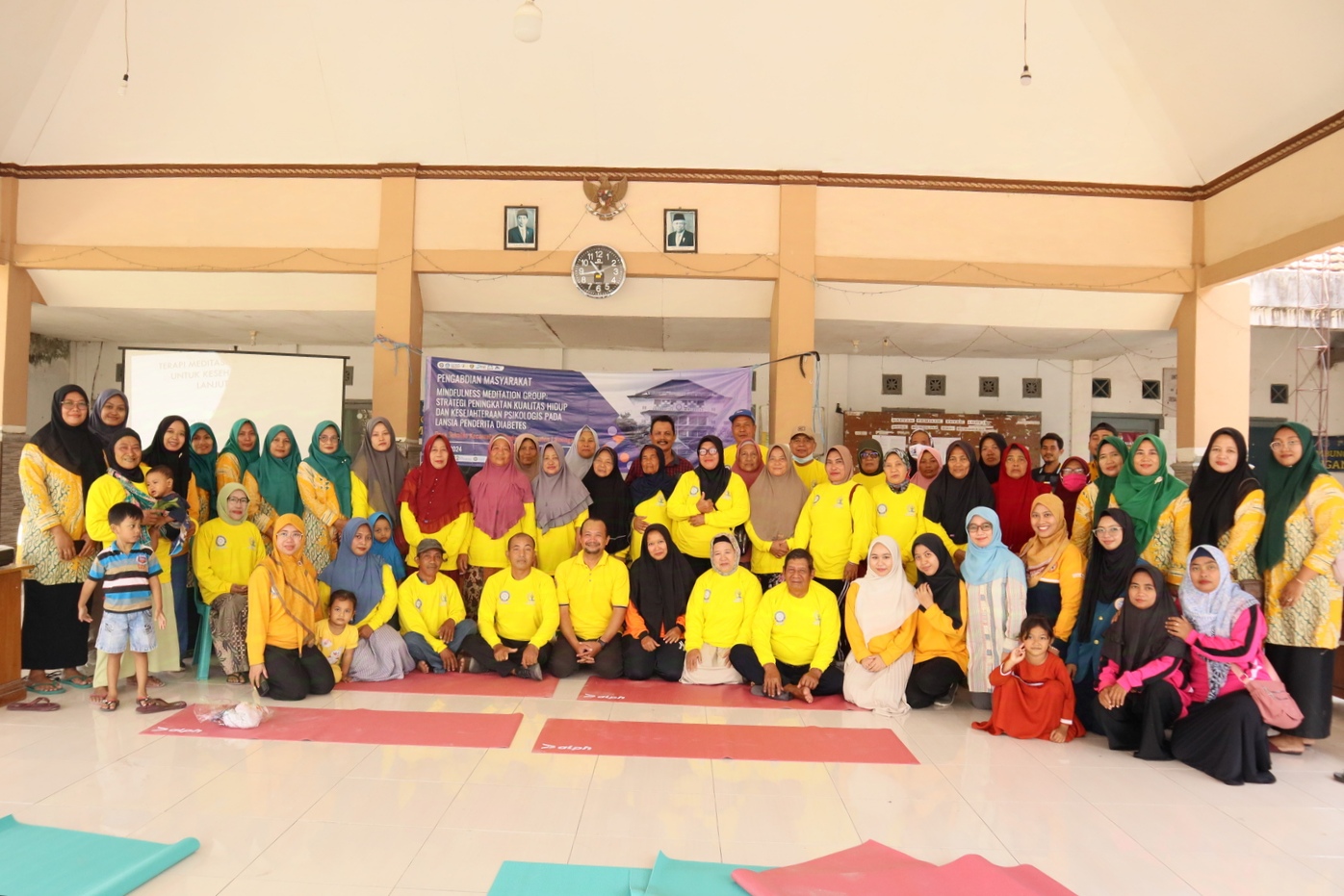 Tim pengabdian masyarakat Universitas Airlangga (Unair) Surabaya berfoto bersama peserta meditasi mindfulness di Sukolilo, Lamongan.