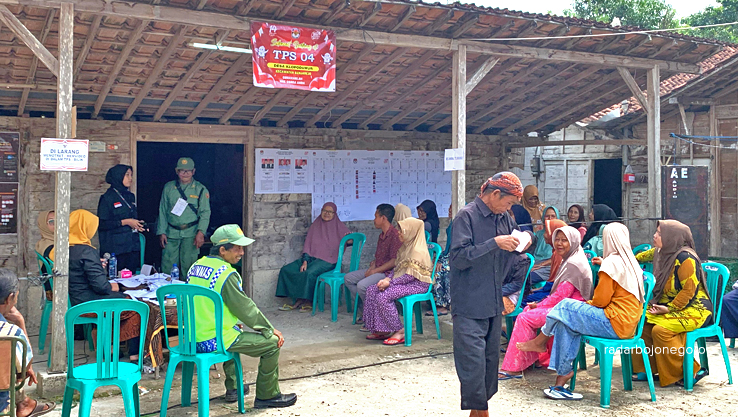 MEMILIH : Suasana coblosan pemilu pada Februari lalu di Kampung Samin Desa Klopoduwur Kecamatan Banjarejo. (RAHUL/RADAR BOJONEGORO)