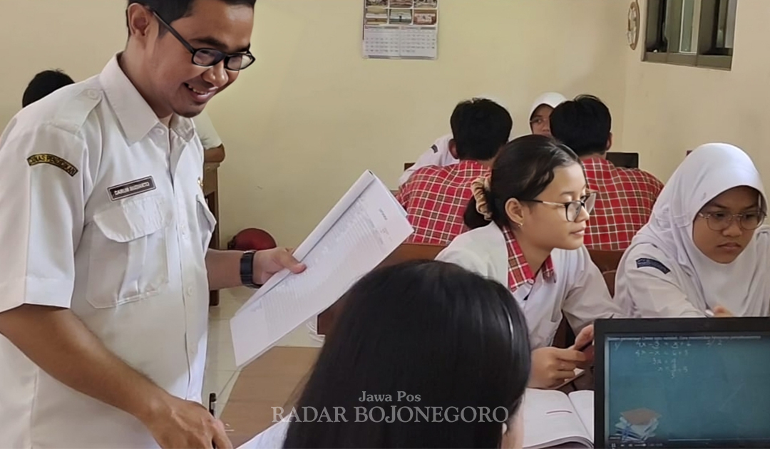 KREATIF: Kegiatan mengajar Darum Budiarto sebagai salah satu guru matematika di SMAN 4 Bojonegoro. Ia juga Ketua MGMP Matematika SMA Bojonegoro.