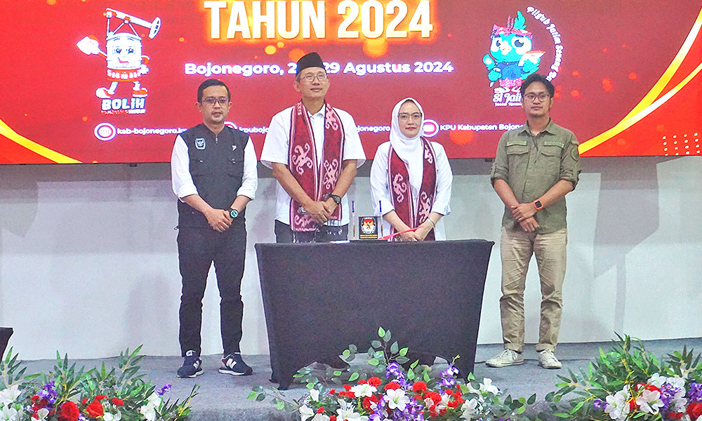 TEGUH FARIDA: Paslon Teguh-Farida saat diwawancara para awak media usai mendaftar sebagai peserta Pilkada 2024 di KPU Bojonegoro pada 29 Agustus lalu.