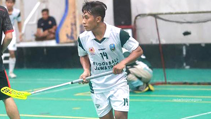 SUMBANG EMAS: M. Irfan di eksebisi Cabor floorball di PON 2024 lalu. Dia menjadi salah satu atlet asal Bojonegoro yang menyumbang emas bersama tim floorball putra Jatim. (ISTIMEWA/RADAR BOJONEGORO)