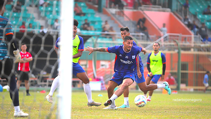 FOKUS MENGHADAPI PERSEWAR: Pemain Persibo Taher Jahanbakhsh menjalani latihan di Stadion Letjen Soedirman (SLS). (HAKAM ALGHIFARI/RADAR BOJONEGORO)