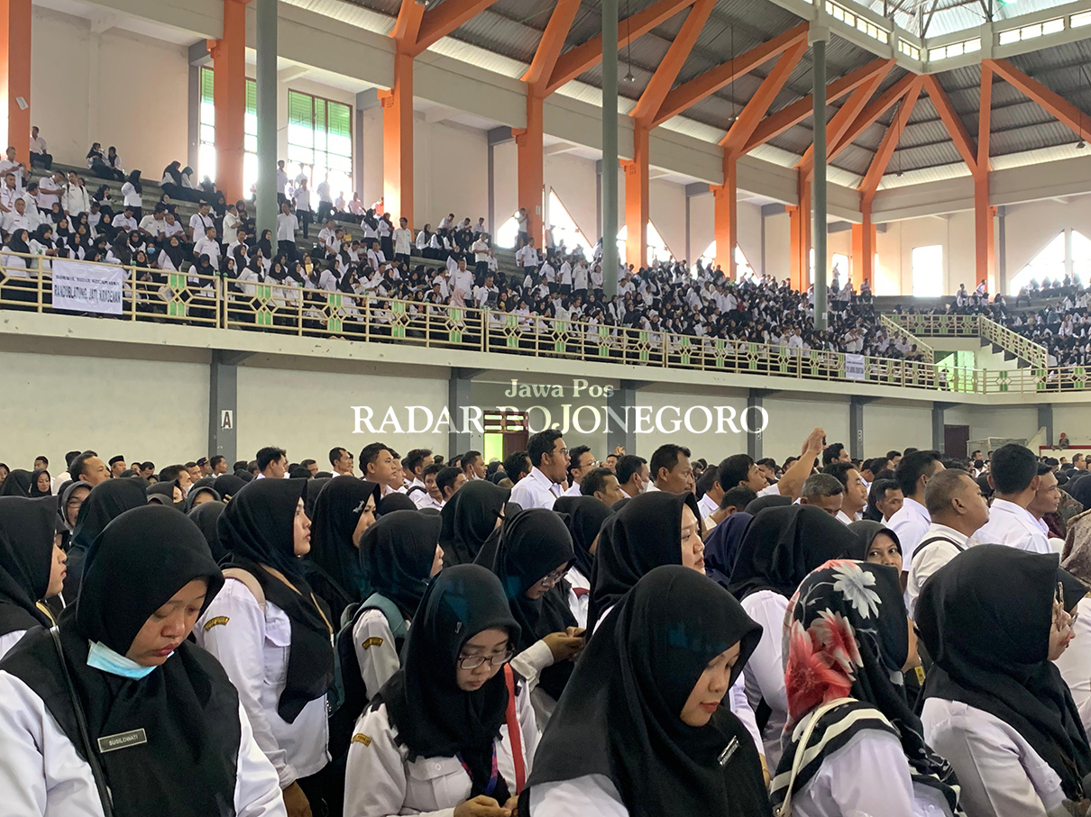 APEL: Ribuan ASN guru menghadiri Apel Netralitas bagi PPPK JF Guru di lingkungan Pemkab Blora, di GOR Mustika, Selasa (24/9). (RAHUL OSCARRA DUTA/RADAR BOJONEGORO)