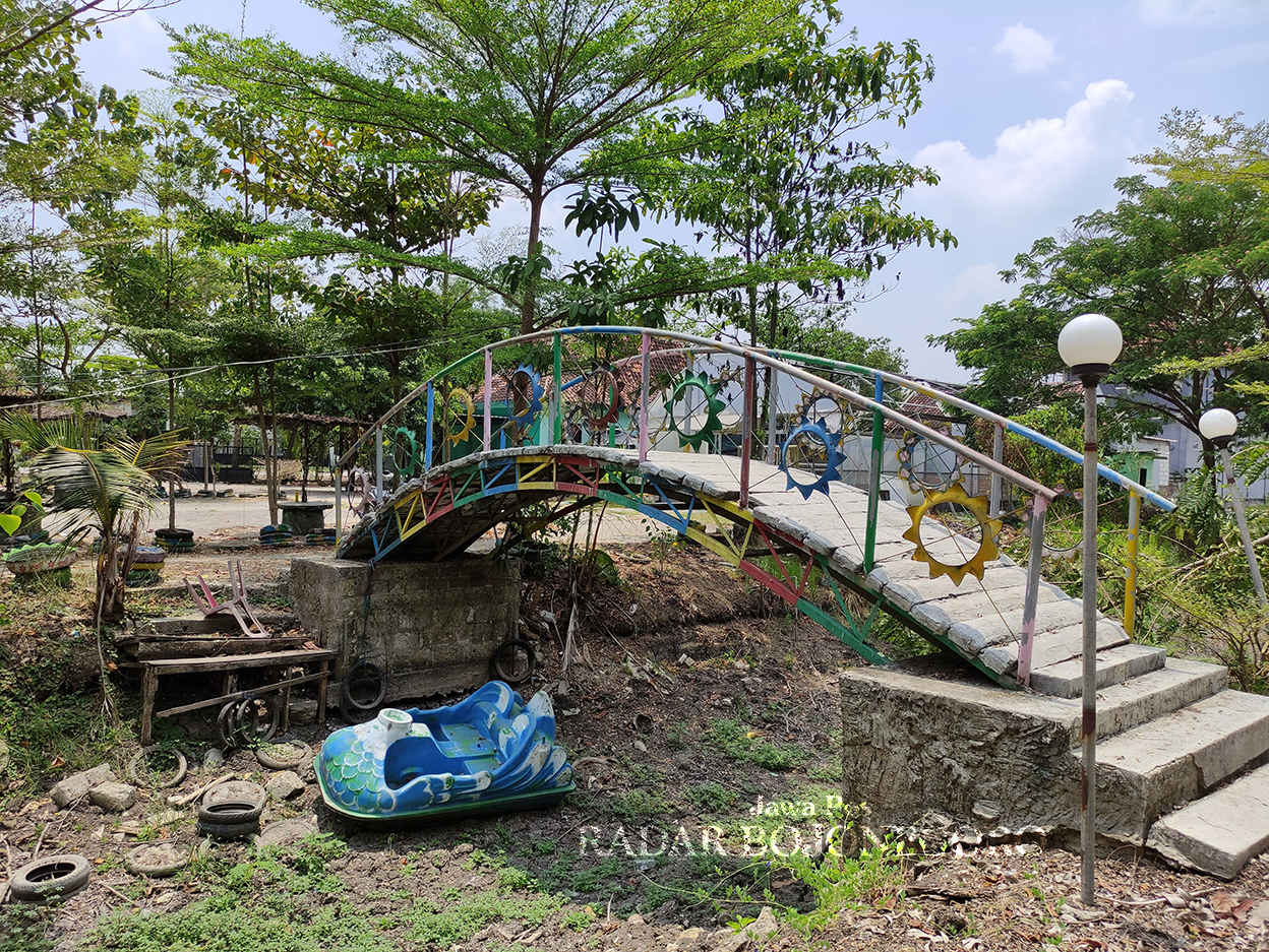 TERBENGKALAI: Kondisi Taman Kalianyar Mumbul di Desa Kalianyar, Kecamatan Kapas, Kabupaten Bojonegoro terbengkalai akibat dampak pandemi Covid-19. (AHMAD NAWAF TIMYATI FANDAWAN/RADAR BOJONEGORO)