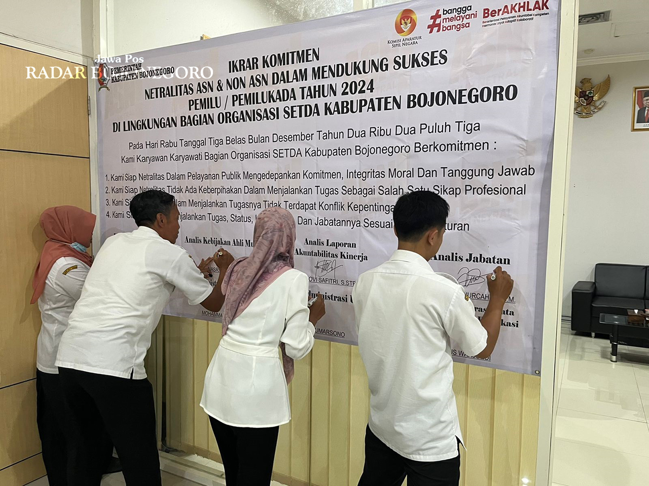NETRALITAS ASN: Para ASN di lingkup Pemkab Bojonegoro menandatangani komitmen netralitas yang terdapat di masing-masing OPD. (DEWI SAFITRI/RADAR BOJONEGORO)