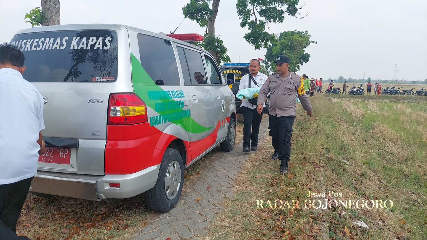 GEGERKAN WARGA: Petugas mengevakuasi korban pembuangan bayi di Dusun Ngeluk, Desa Sukowati kemarin (24/9). Polisi sedang menyelidiki untuk menangkap pelaku. (ISTIMEWA/RADAR BOJONEGORO)