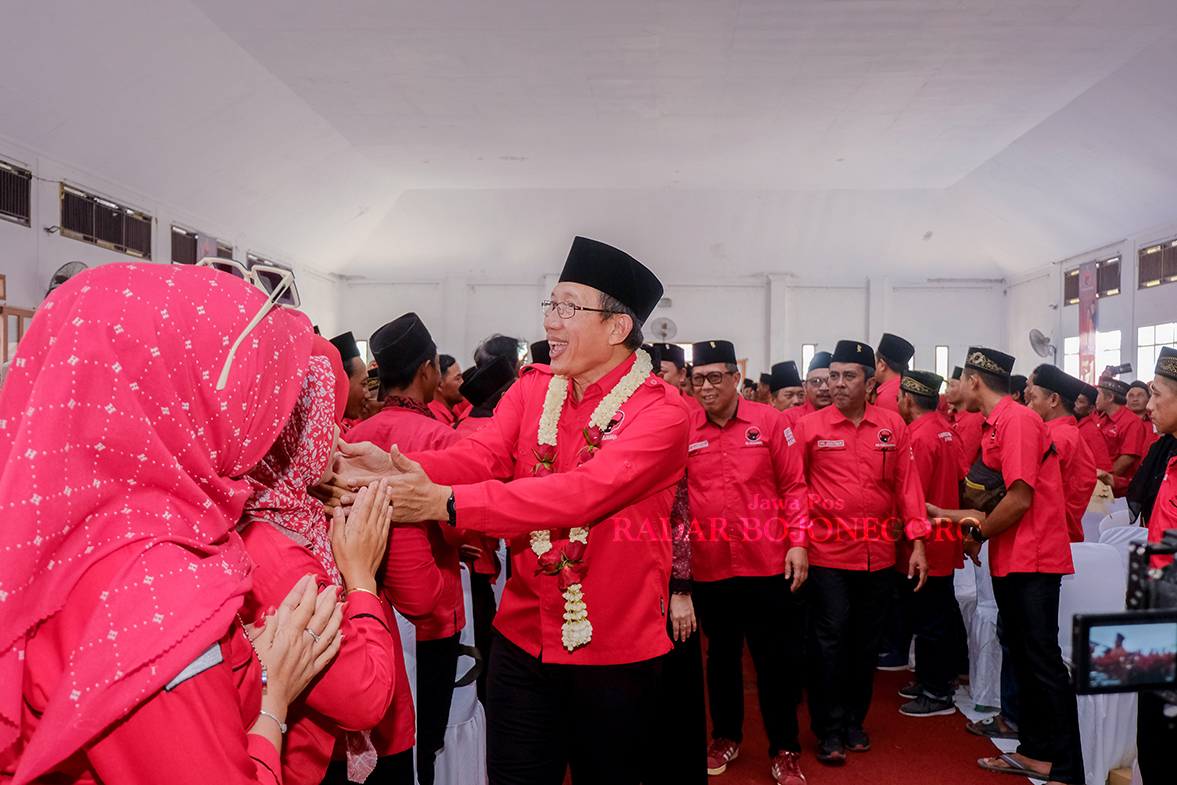 SOLIDKAN TIM: Cabup Bojonegoro Nomor 01 Teguh Haryono menyapa kader PDIP untuk menyolidkan tim pemenangan Pilkada 2024. (YANA DWI KURNIYA WATI/RADAR BOJONEGORO)