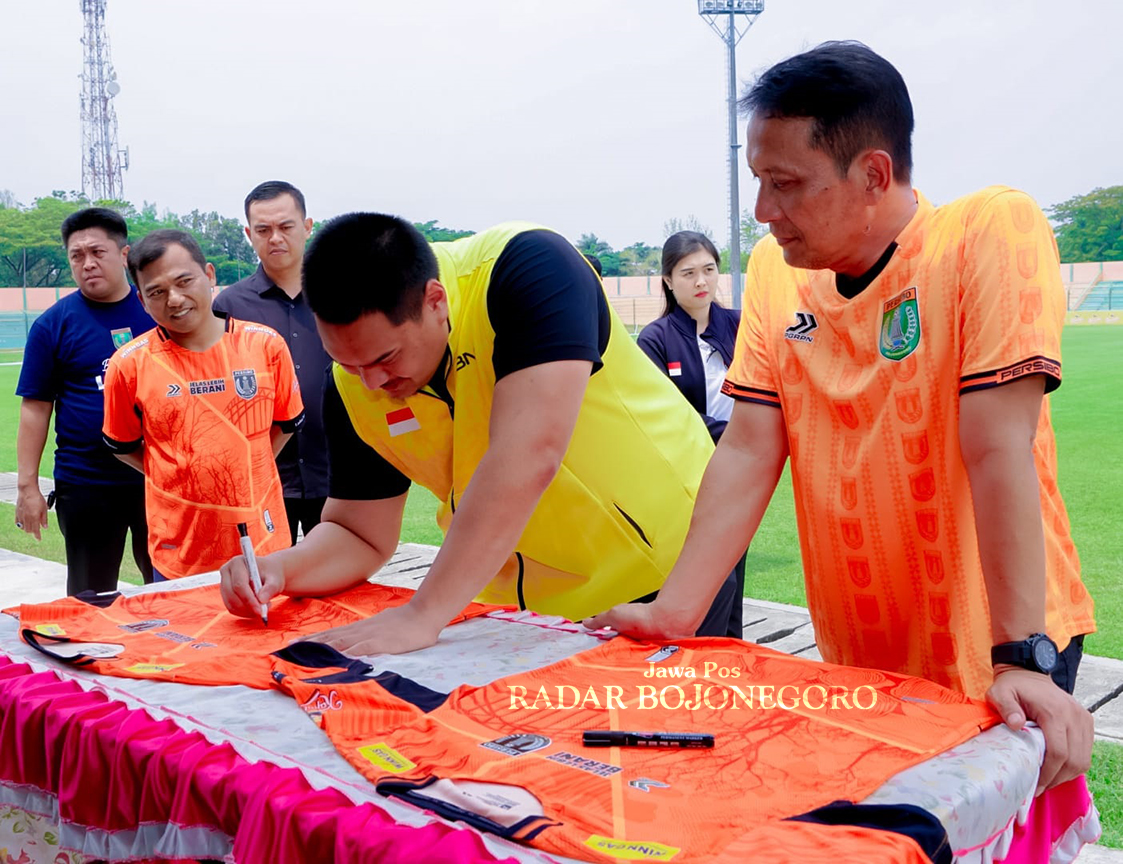 DAMPINGI MENPORA: Cabup Setyo Wahono mendampingi Menpora Ario Bimo Nandito Ariotedjo di SLS Minggu (22/9) lalu. (IRVAN RAMADHON/RADAR BOJONEGORO)